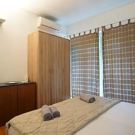 Kvaternikova - Pool, Grill, 4 Bedrooms, 3 Bathrooms