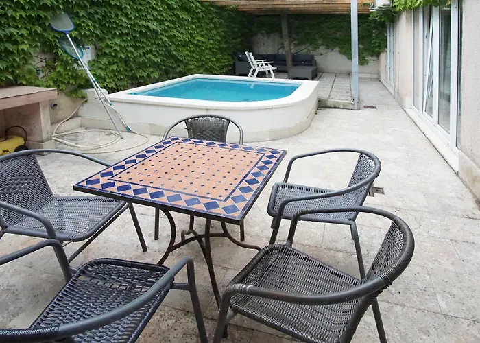 Kvaternikova - Pool, Grill, 4 Bedrooms, 3 Bathrooms