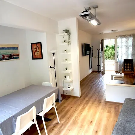 Kvaternikova - Pool, Grill, 4 Bedrooms, 3 Bathrooms *